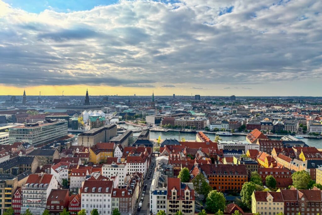 Viele Gebäude, ein Fluss und Wolken am Himmel