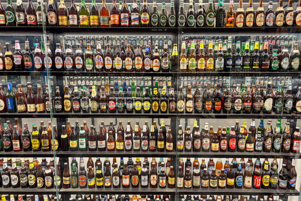 Viele Bierflaschen in einem Regal