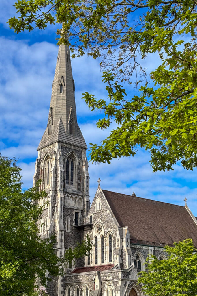 Kirche mit Kirchturm und grünen Bäumen