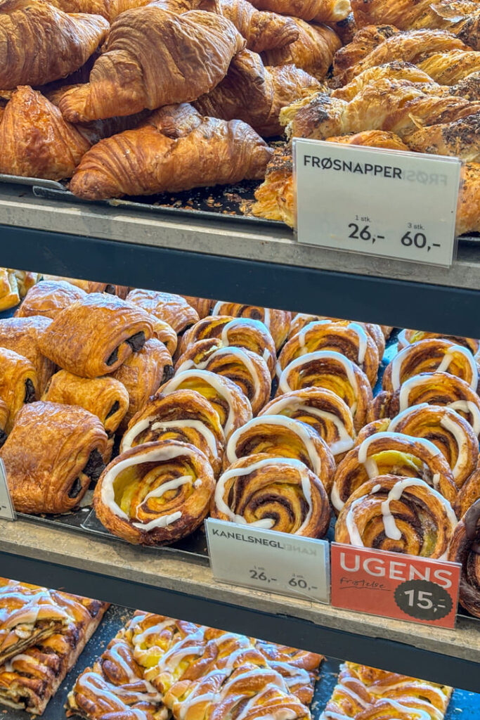 Viele Gebäckteilchen aufgereiht