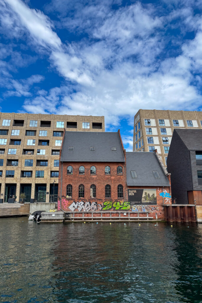 Eine Gebäudereihe am Wasser