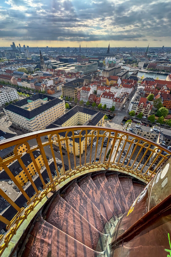 Eine spiralförmige Treppen nach unten mit Blick auf viele Gebäude