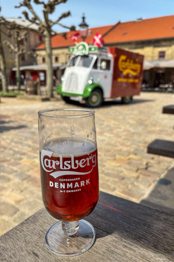 Ein Glas Bier auf einem Tisch