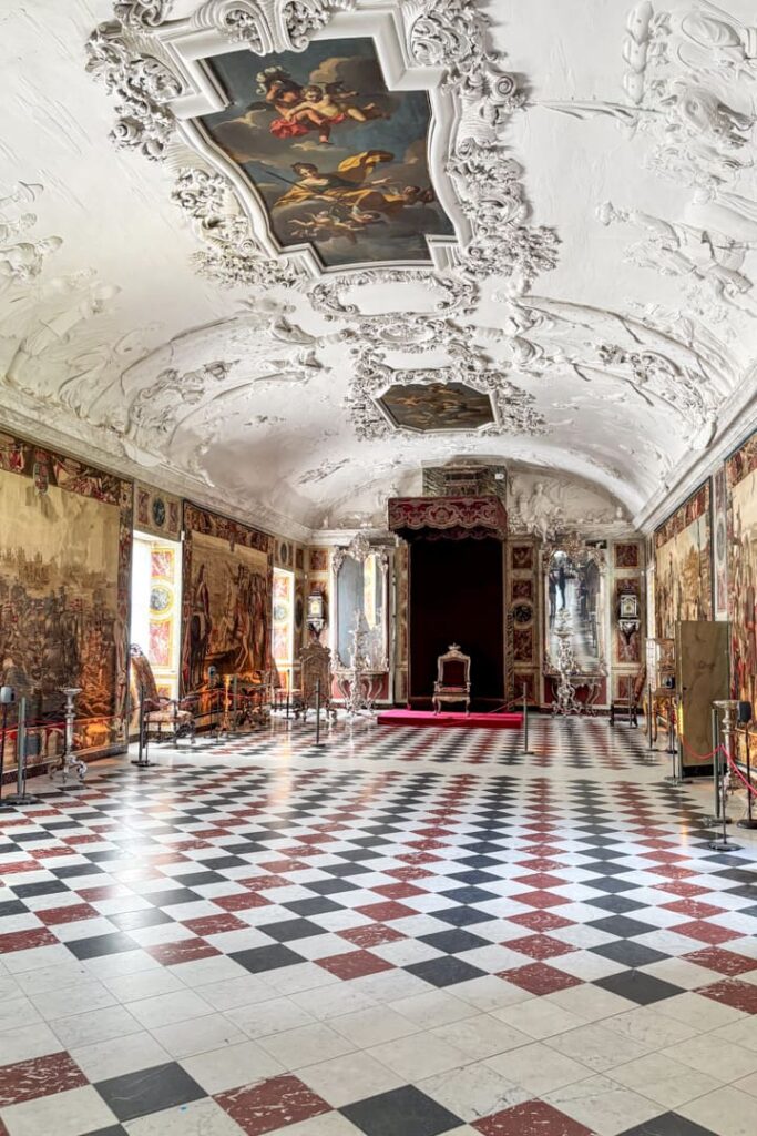 Ein weißer Saal