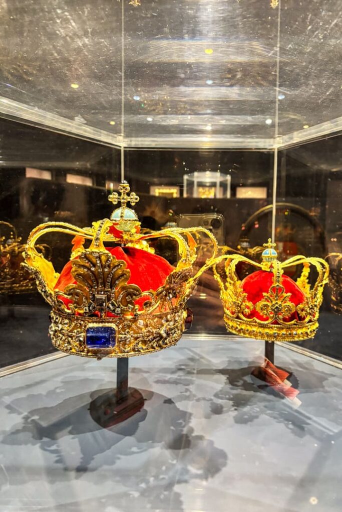 Zwei Kronen in einer Vitrine