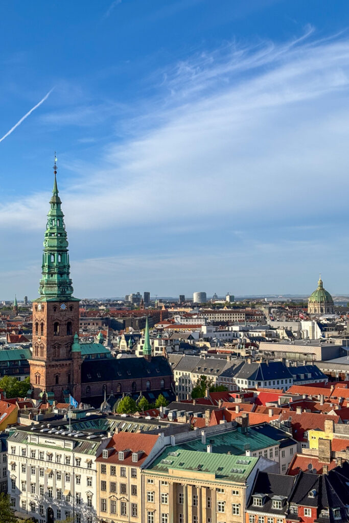 Viele Gebäude und Häuser und eine Kirche aus der Vogelperspektive