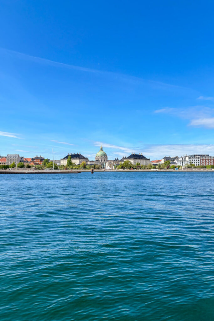 Wasser und im Hintergrund eine Skyline mit Gebäuden