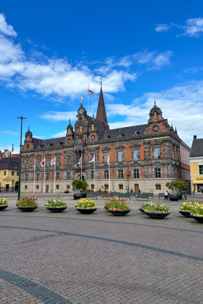 Ein Gebäude mit vielen Fenstern und Hauptturm