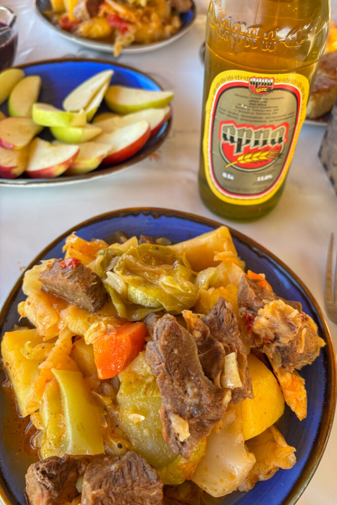 Ein Eintopf mit Kartoffeln und Gemüse