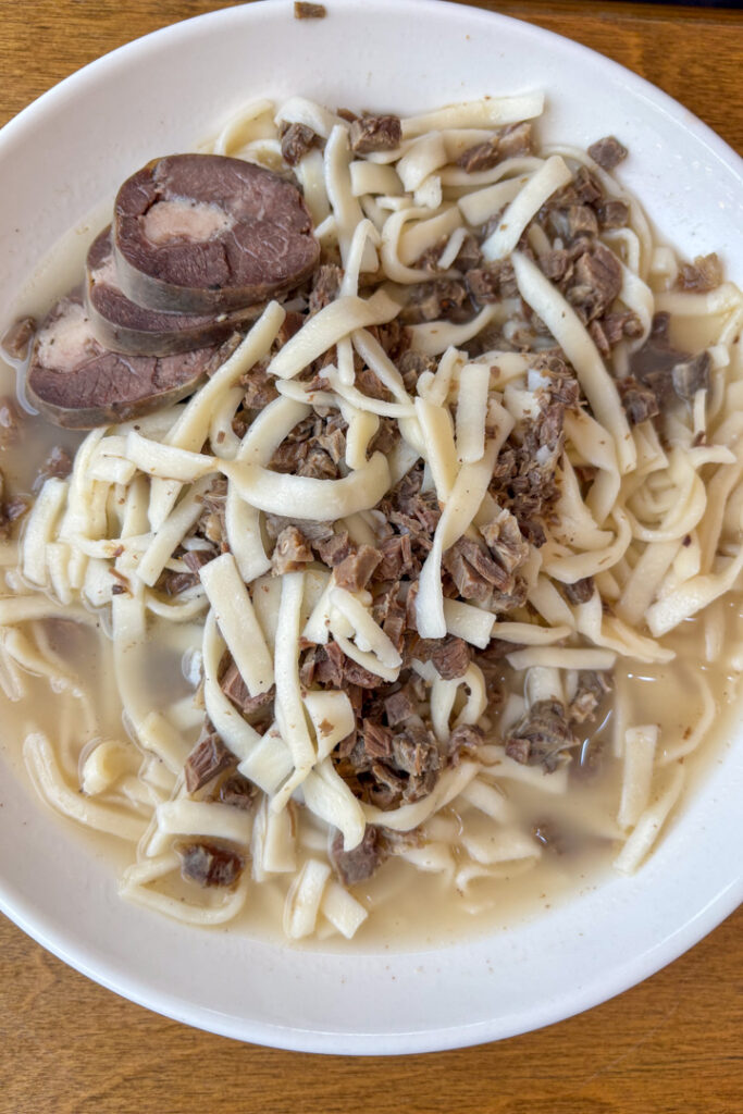 Dicke Nudeln mit Fleisch auf einem Teller
