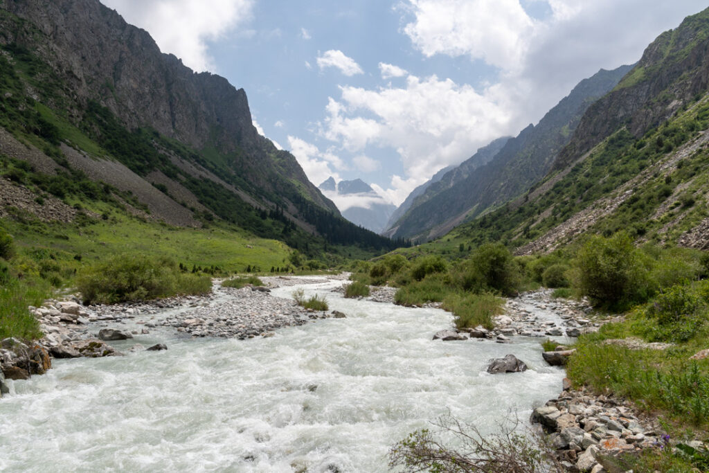 Ein Fluss, der sich durch Berge formt