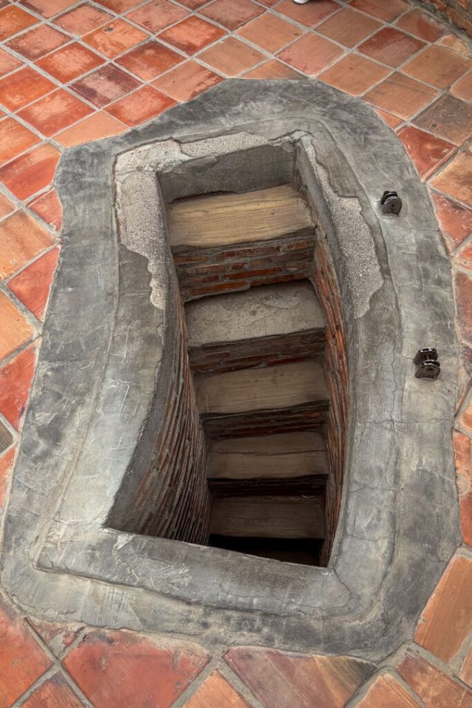 Eine dunkle enge Treppe 
