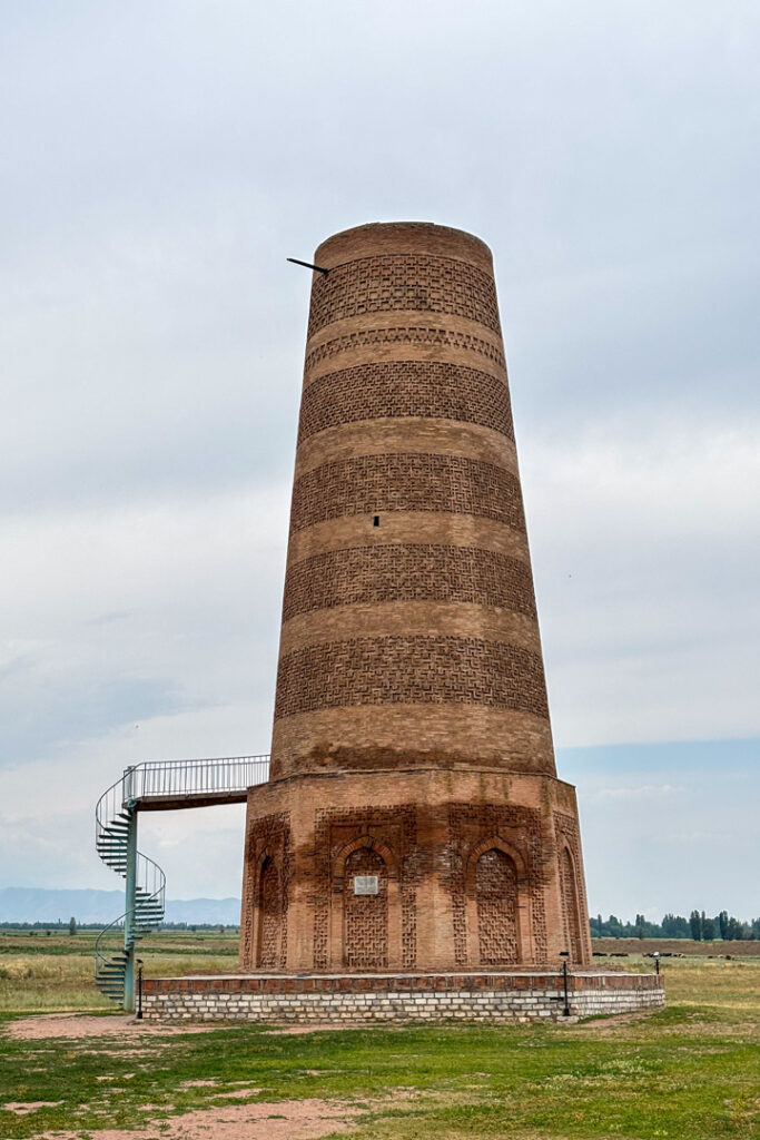 Ein hoher Turm mit einer Wendeltreppe nebenan