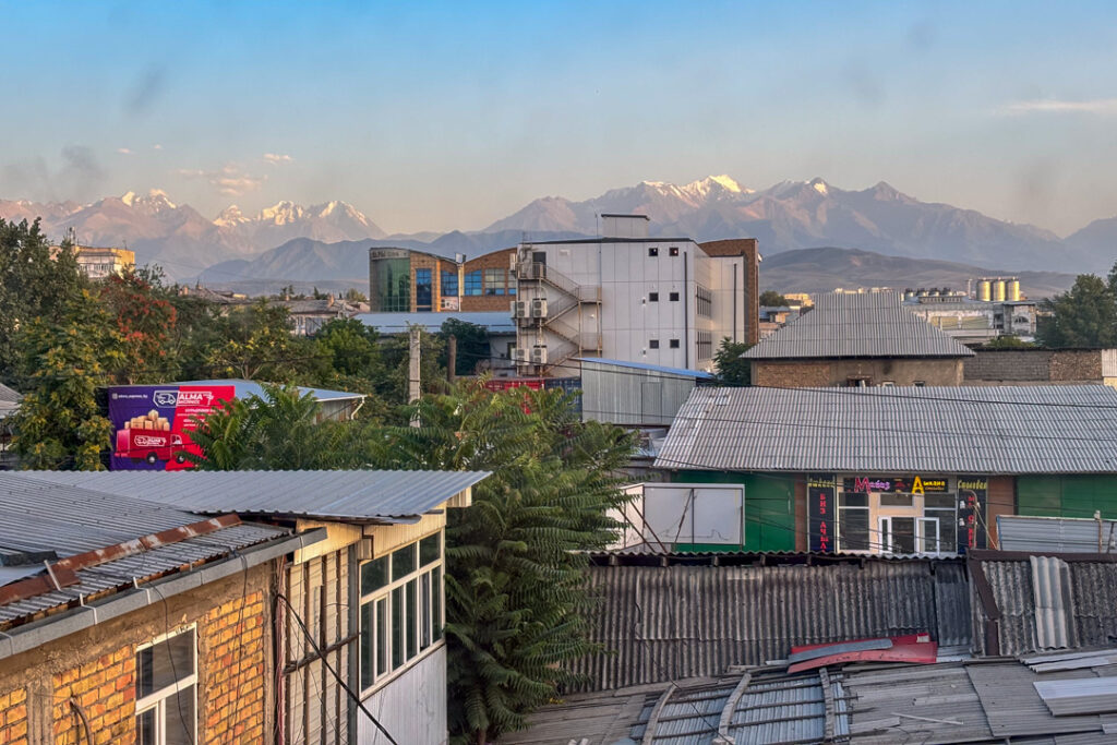 Blick auf alte Gebäude und im Hintergrund schneebedeckte Berge 