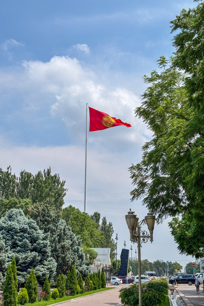 Eine große rote Flaggen an einem Fahnenmast