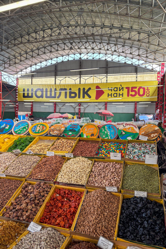 Viele Gewürze auf einem Marktstand 
