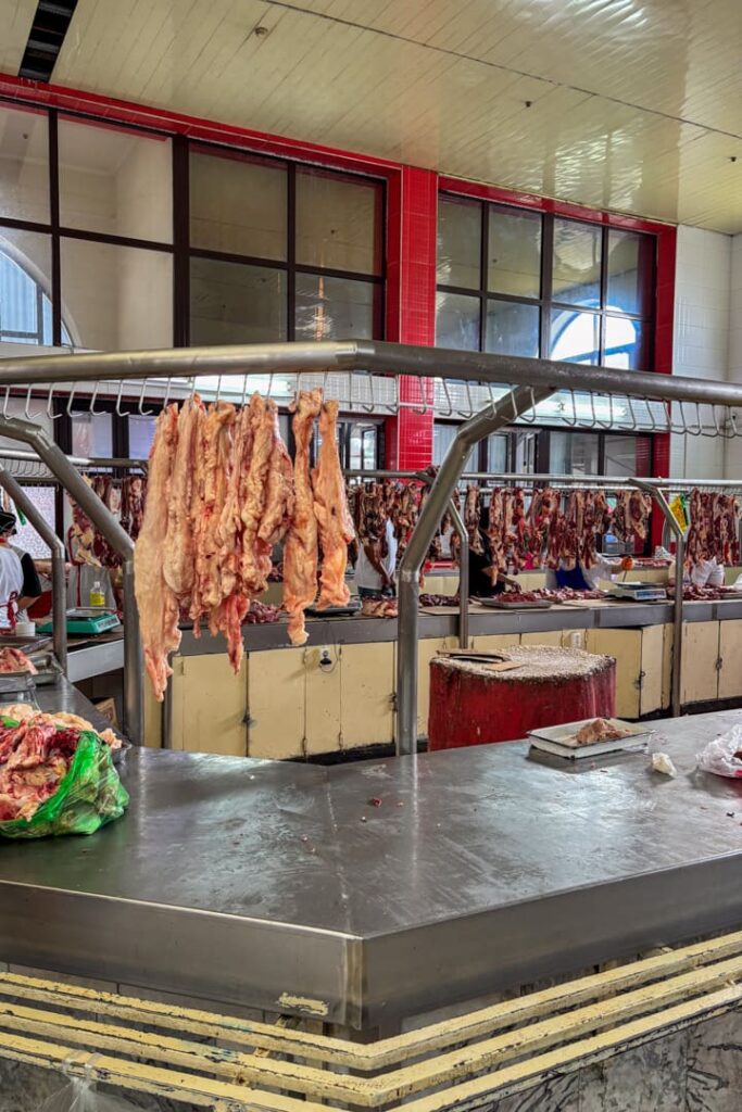 Rohes Fleisch hängt nach unten auf einem Markt 