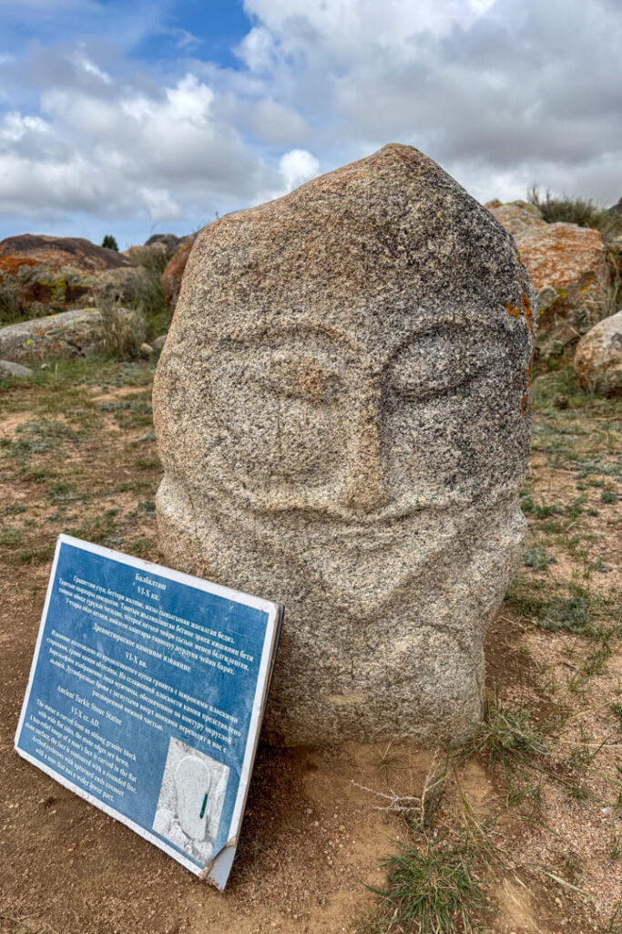 Eine alte Steinstatue mit Gesicht