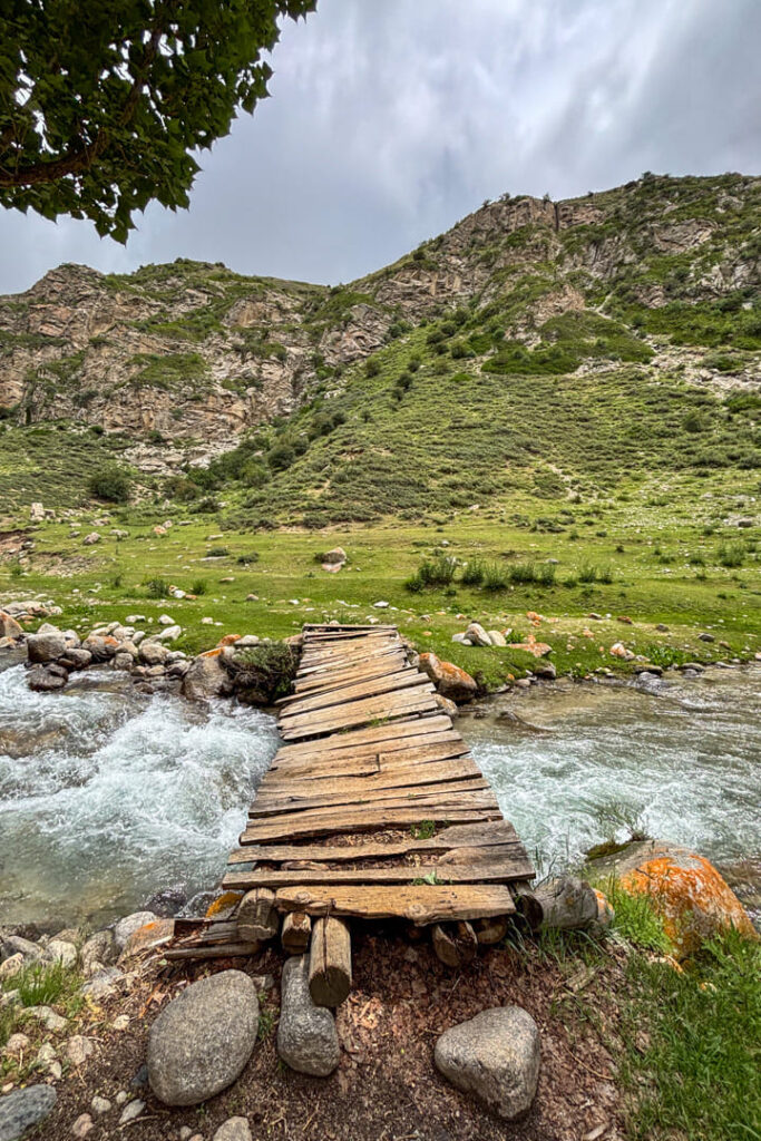 Eine wackelige Brücke über einem Fluss