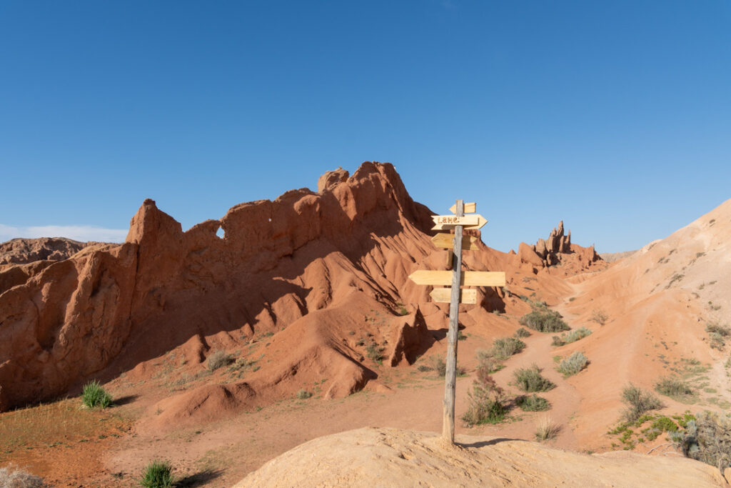 Rote Felsen und Steine unter blauem Himmel