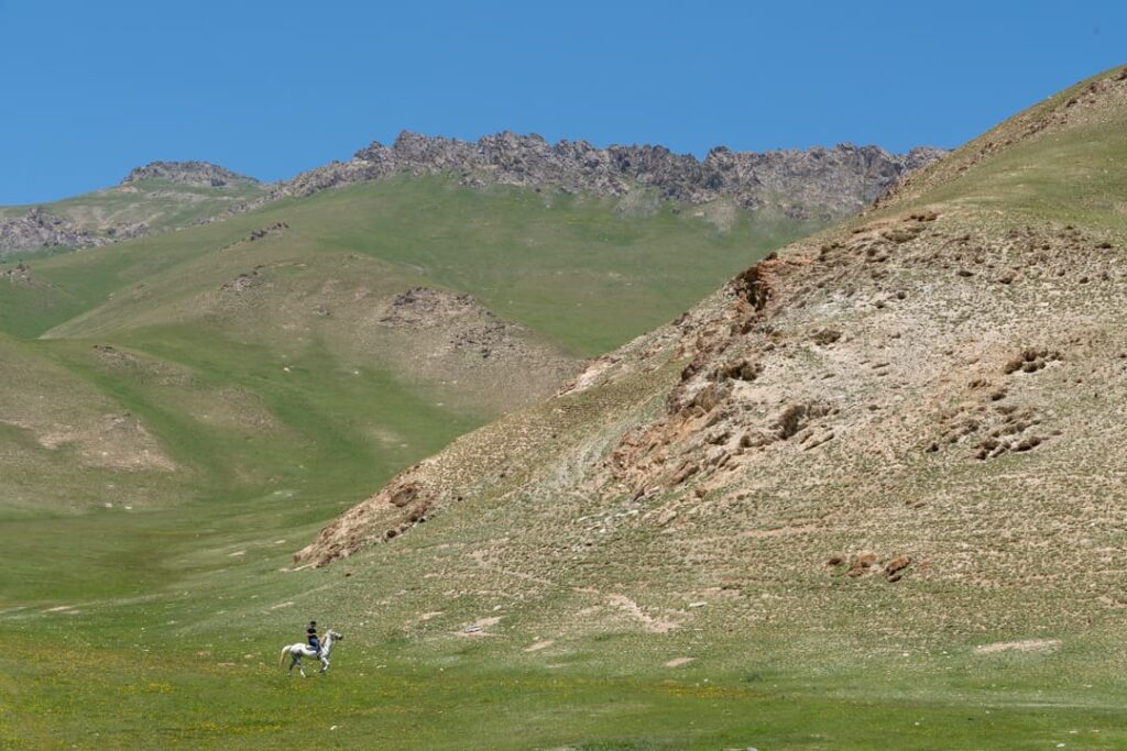 Ein Reiter inmitten einer Berglandschaft