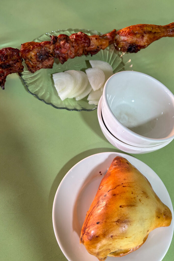 Eine Teigtasche und Schaschlik