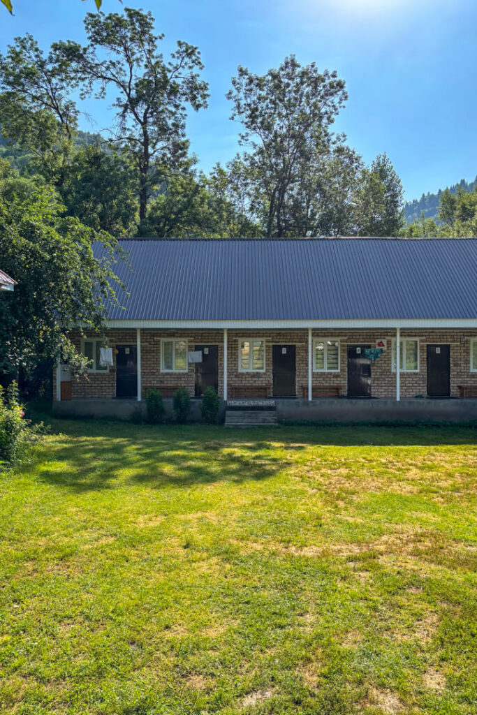 Ein Gästehaus auf grüner Wiese 