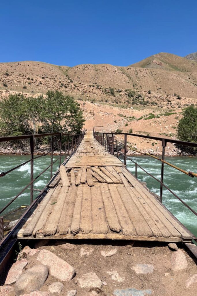 Eine alte marode Brücke über einem Fluss