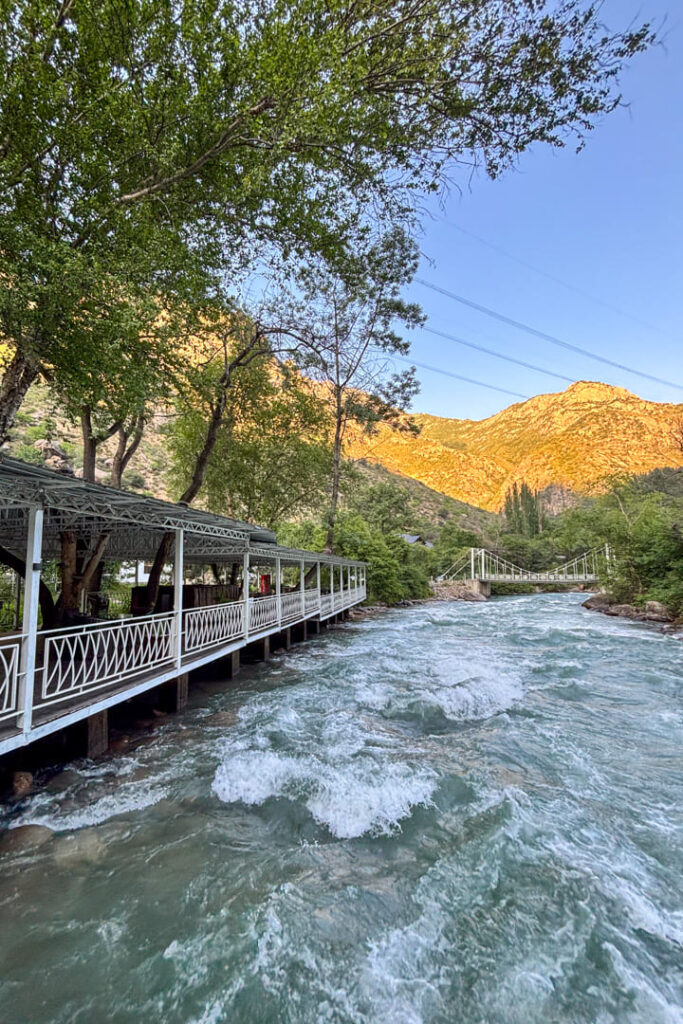 Ein großer Fluss, an dem sich eine Terrasse befindet