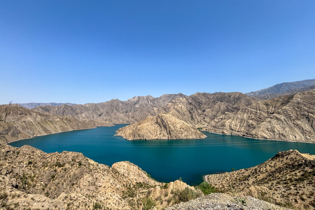 Ein blauer Fluss inmitten einer Felslandschaft