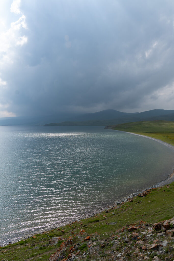 Ein See mit dunklen Wolken