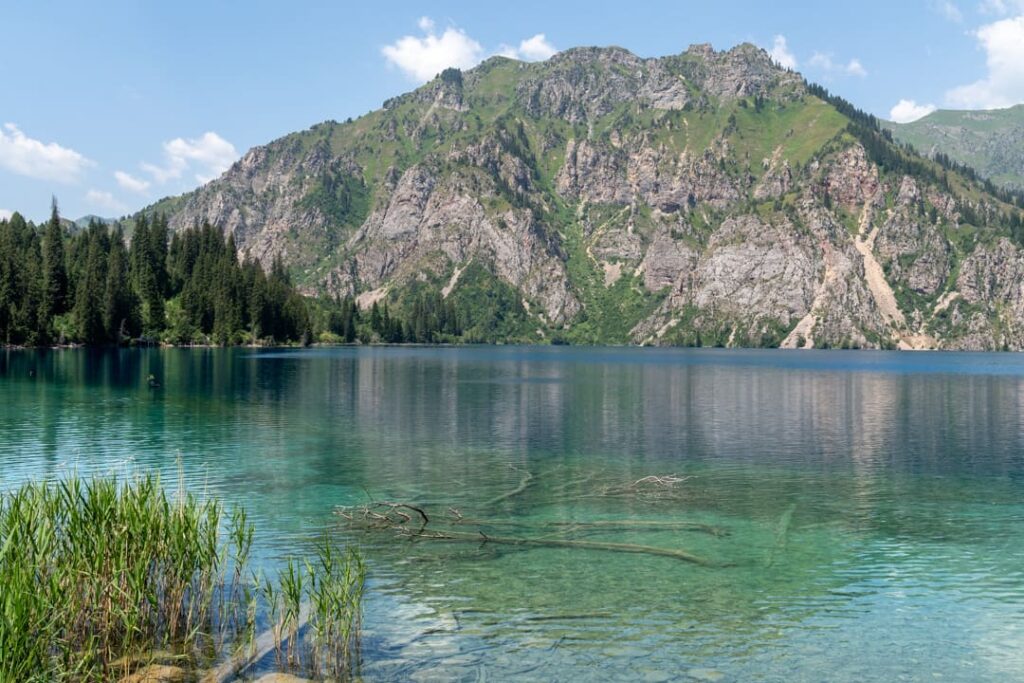 Ein schimmernder blauer See mit einem Hügel dahinter