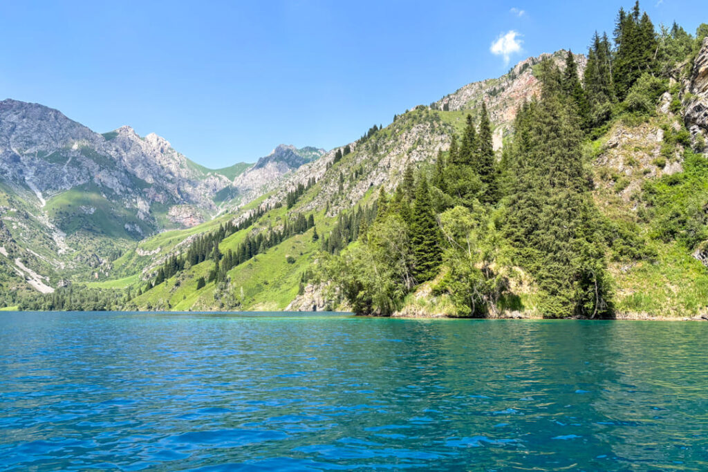 Ein blauer See mit grüner Berglandschaft