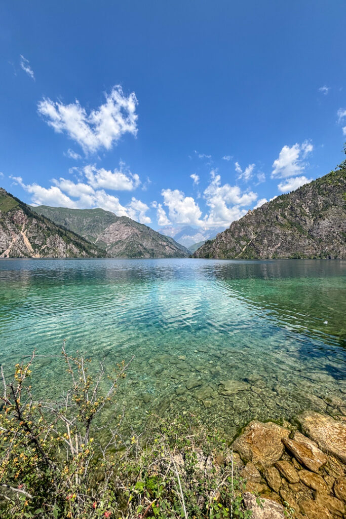 Ein Türkise See vor hohen Bergen 