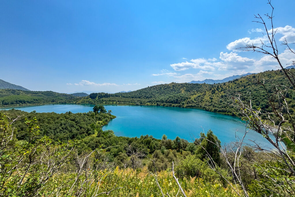 Ein blauer See, der sich in eine grüne Landschaft einbettet