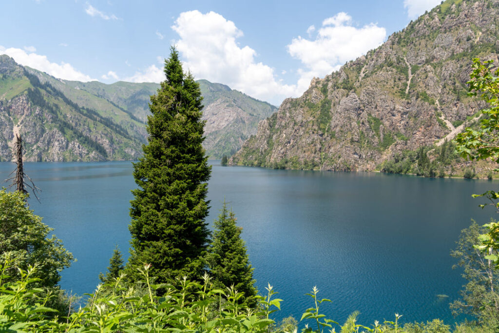 Ein blauer See in einer Berglandschaft