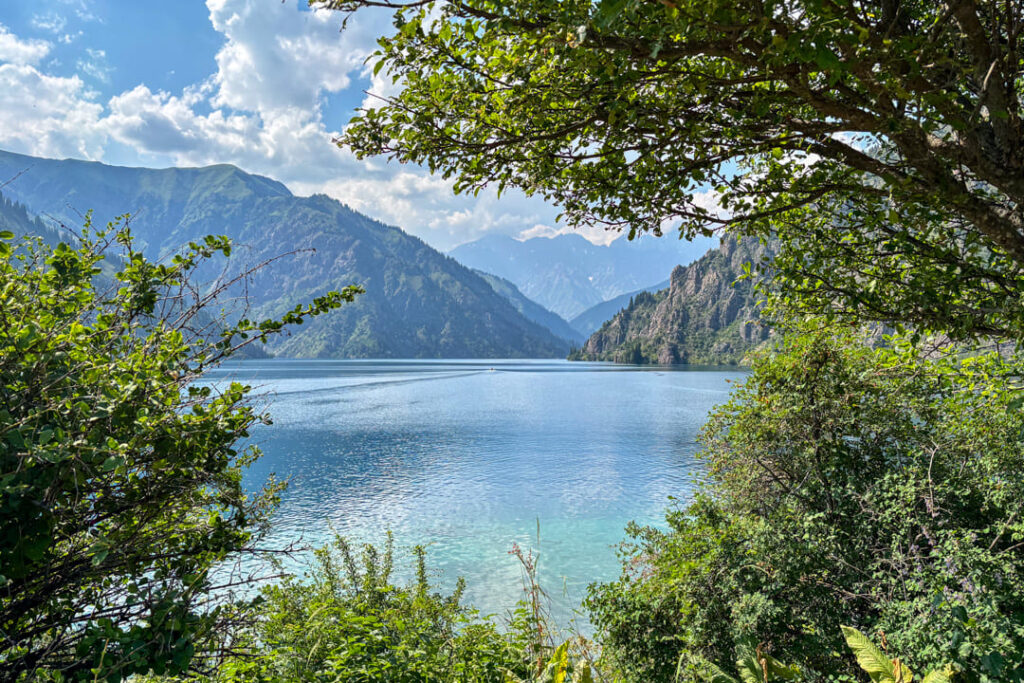 Ein blauer See zwischen grünen Bäumen