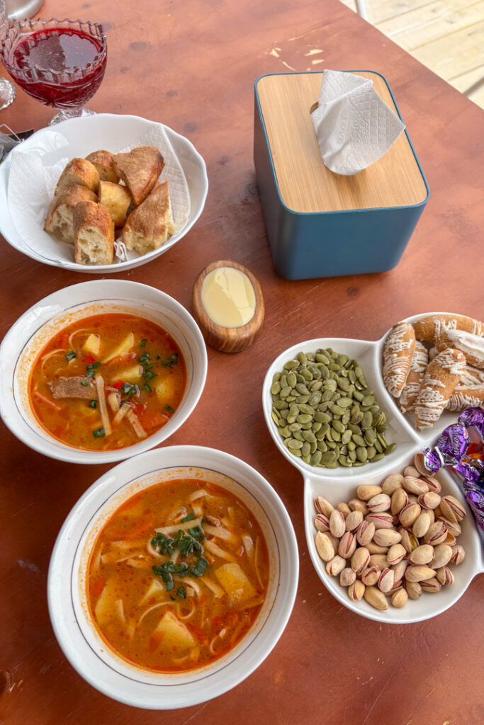 Ein paar Schüsseln mit Suppe und Nüssen