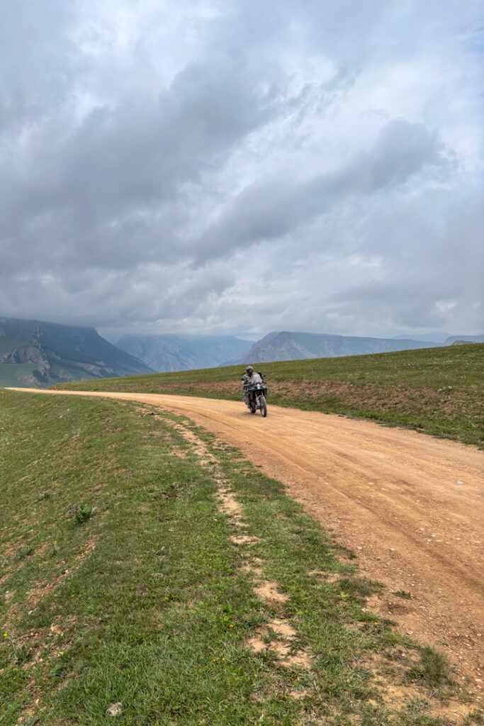 Ein Motorradfahrer auf einem Bergpass