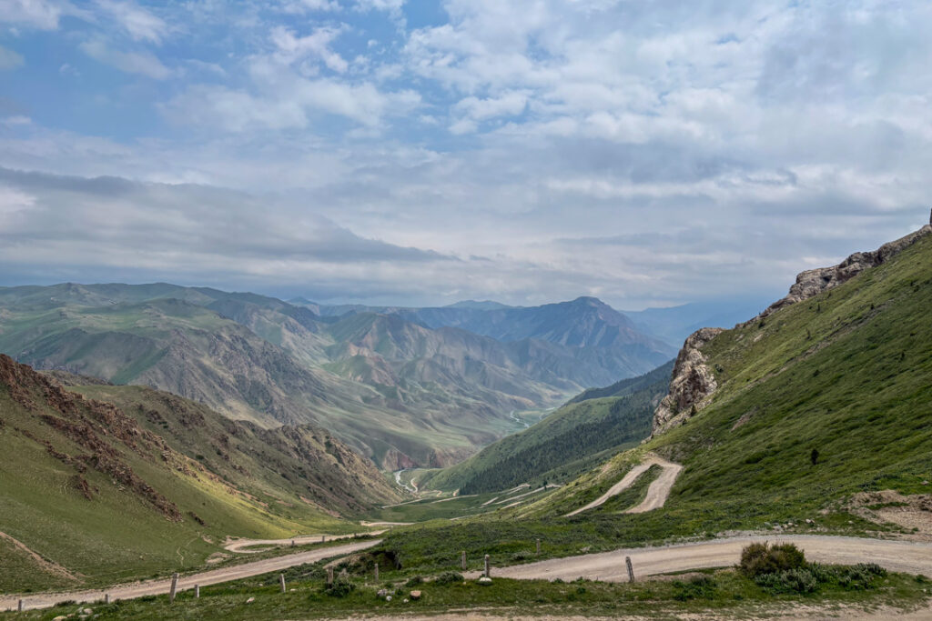 Viele Serpentinen in einer Berglandschaft