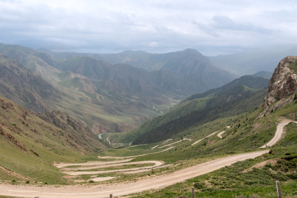 Ein Pass mit vielen Serpentinen in einer Berglandschaft