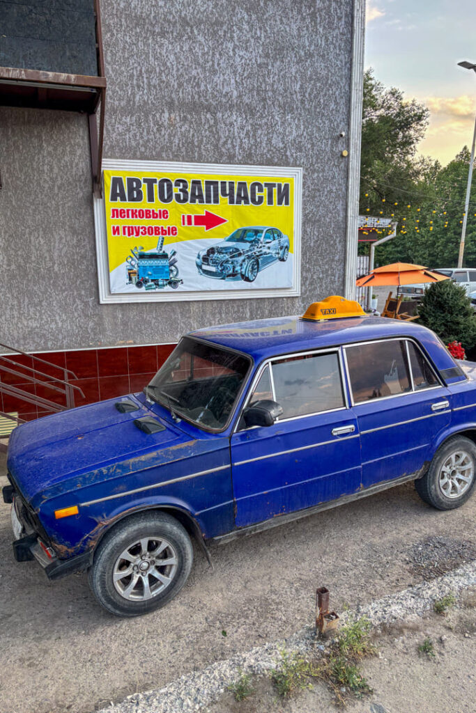 Ein alter blauer Lada in Kirgistan