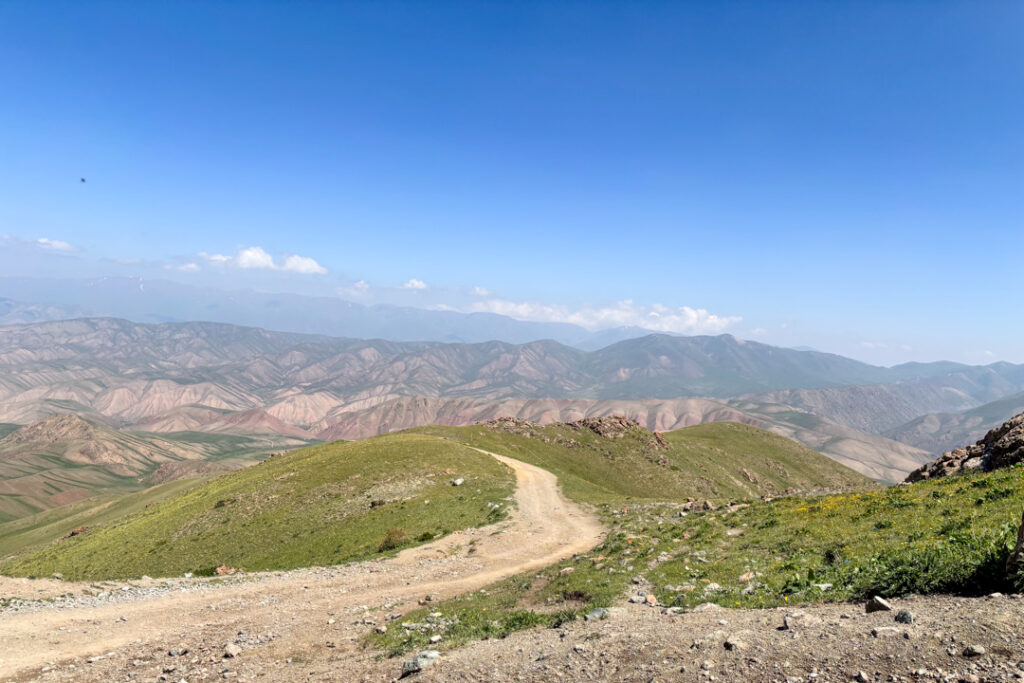 Eine Berglandschaft mit Schotterpiste