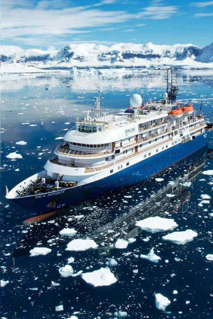 Ein Expeditionskreuzfahrtschiff