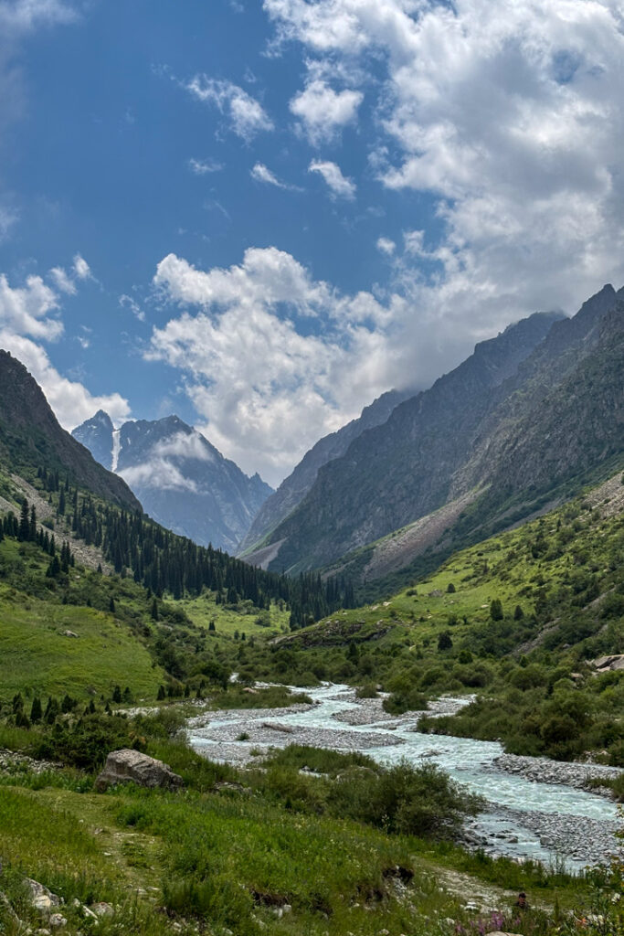 Eine Berglandschaft mit Fluss