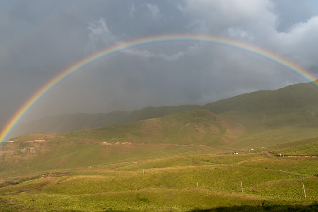 Ein Regenbogen über einem Tal