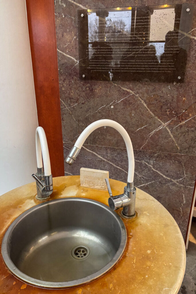 Eine Zapfstelle für Heilwasser in einem Kurort