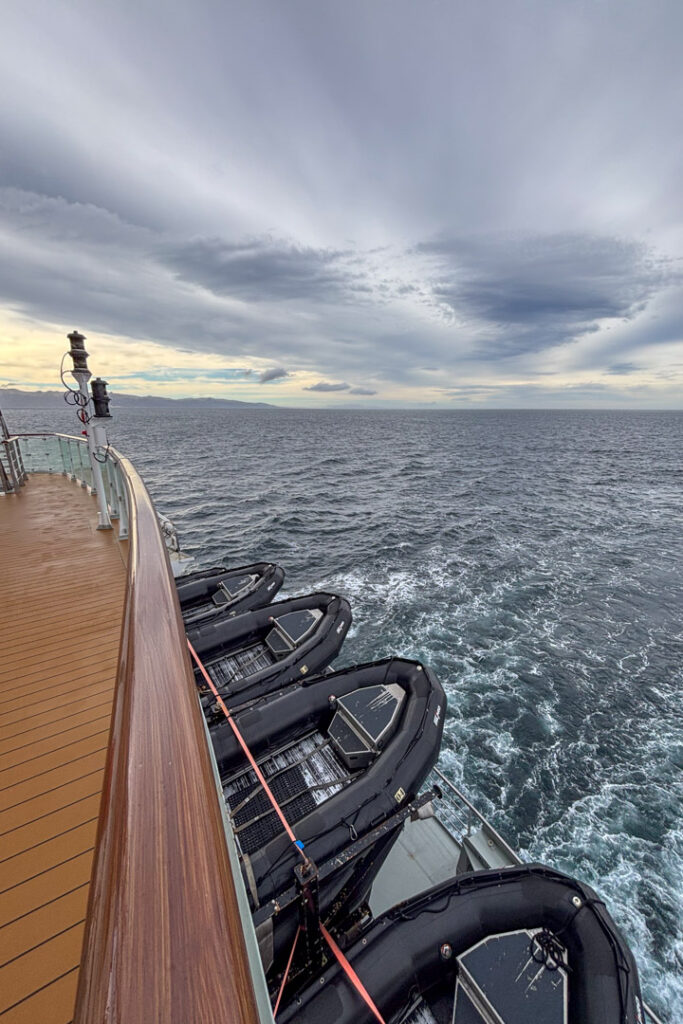 Mehrere schwarze Zodiacs liegen aufgereiht auf dem Schiff