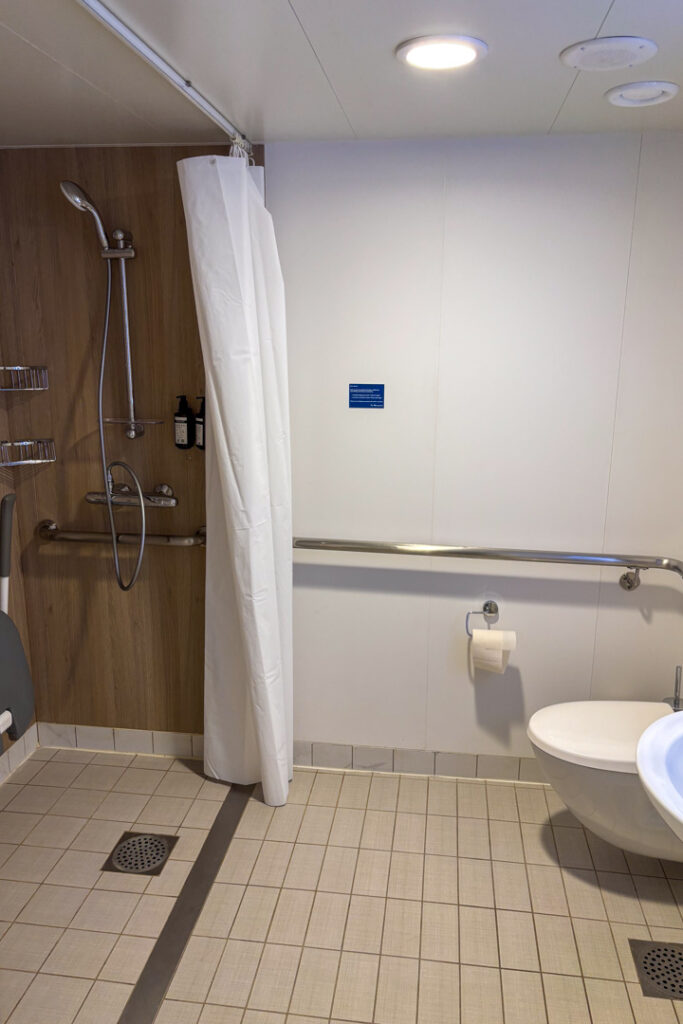 Ein großes Badezimmer im Grand Balcony Stateroom