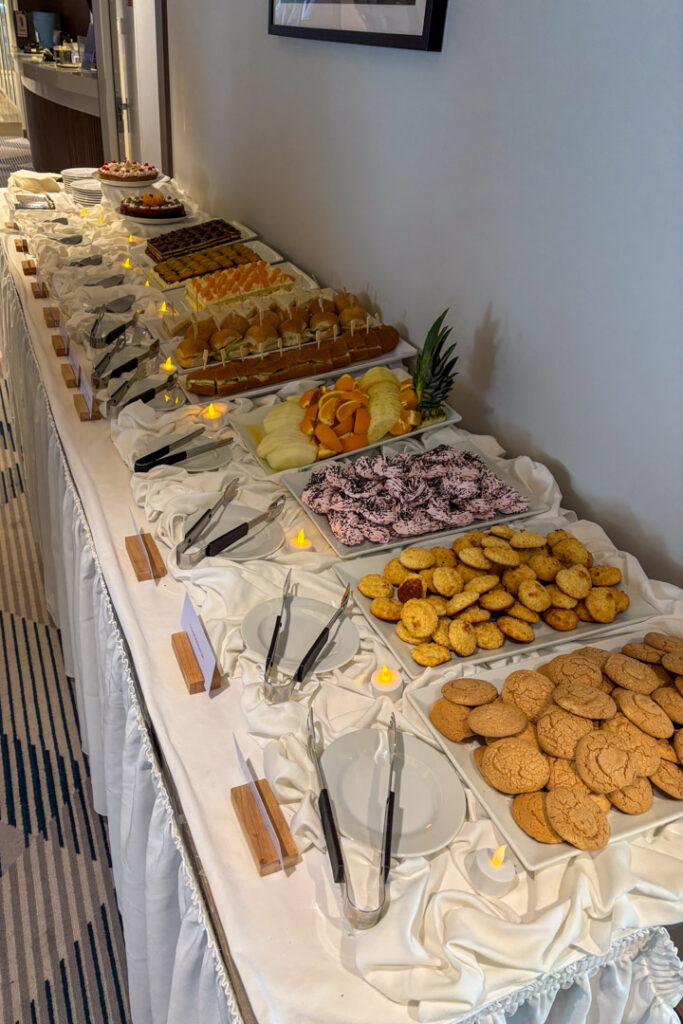 Kekse und Kuchen, angerichtet an einem Buffet